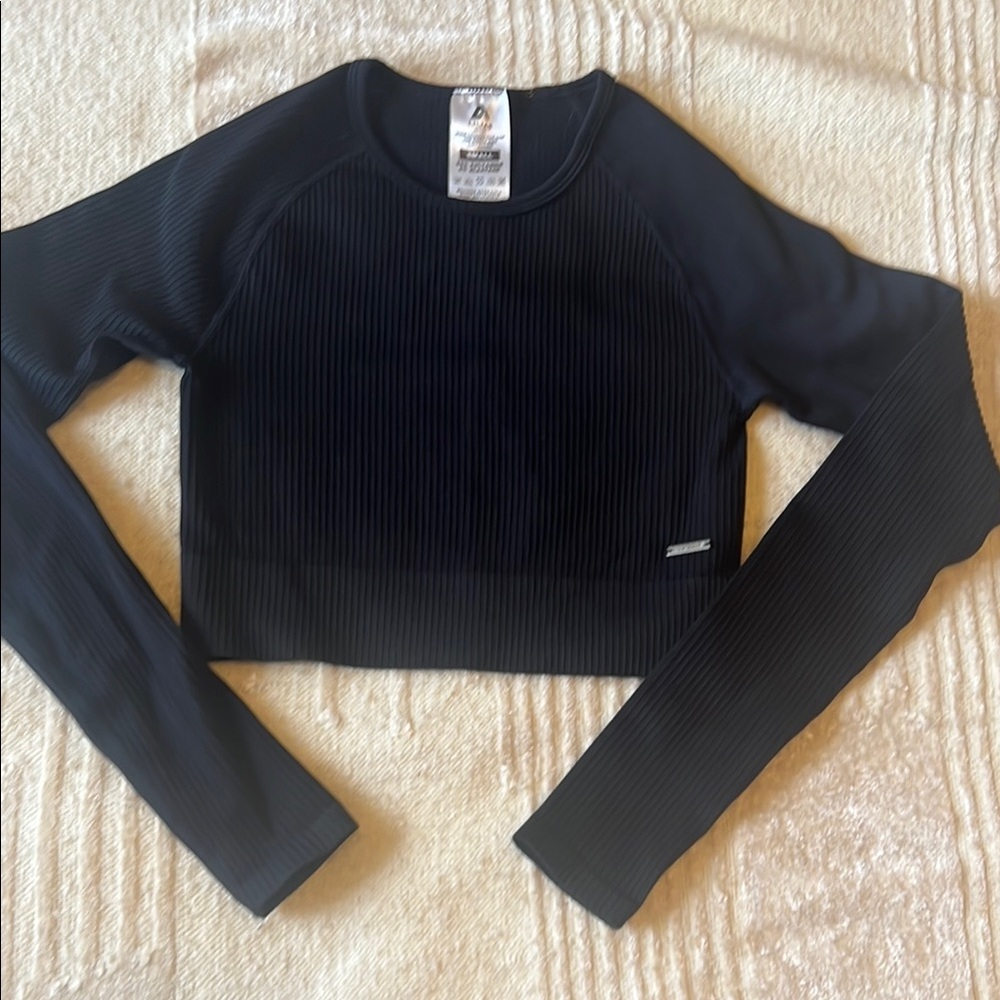 Lilias Active Wear Black Long Sleeve Crop Top